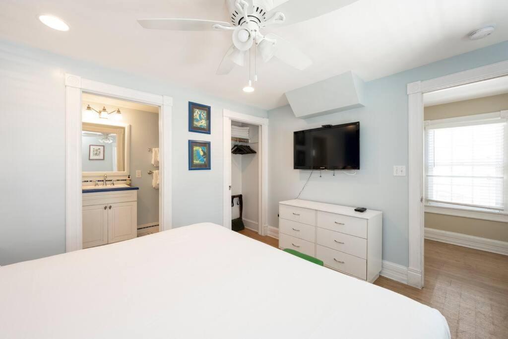 Just Steps To Duval- Sleeps 10- Heated Pool House Holiday home