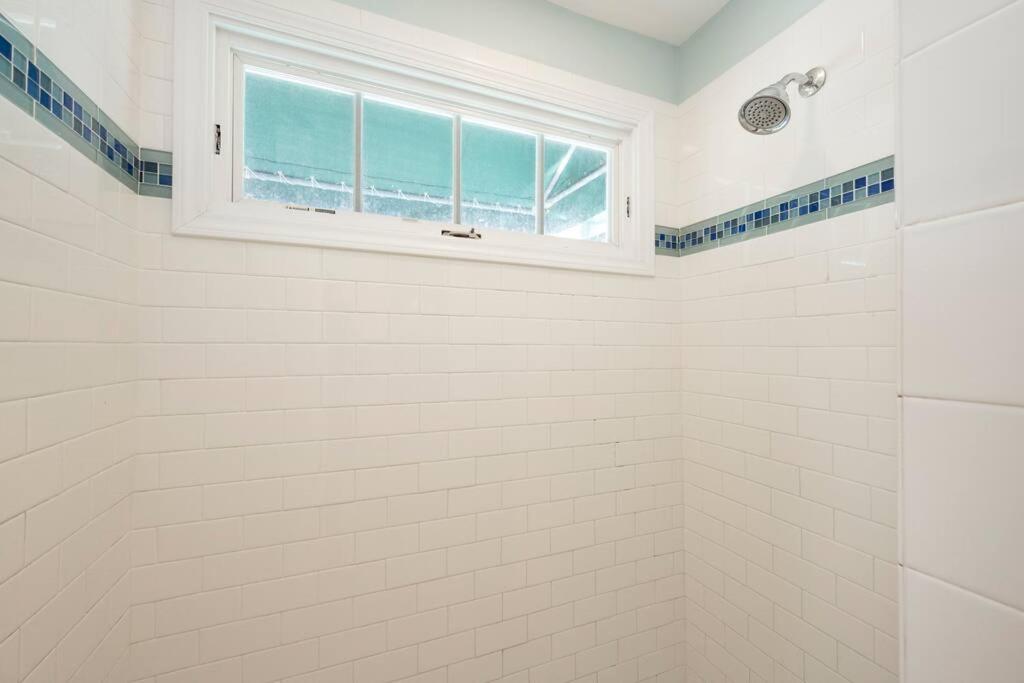 Just Steps To Duval- Sleeps 10- Heated Pool House Holiday home *