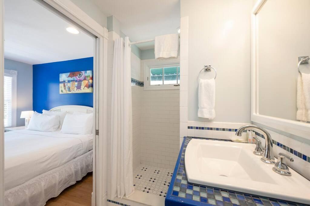 Holiday home Just Steps To Duval- Sleeps 10- Heated Pool House