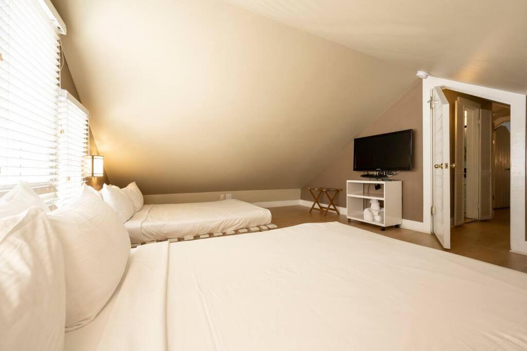 Holiday home Just Steps To Duval- Sleeps 10- Heated Pool House