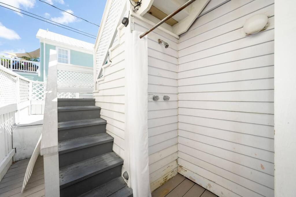 Holiday home Just Steps To Duval- Sleeps 10- Heated Pool House *