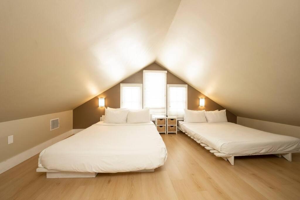 Just Steps To Duval- Sleeps 10- Heated Pool House Holiday home Key West
