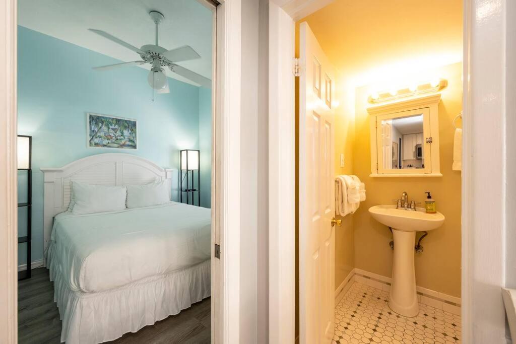 Bachelorparty Hq For 16-feet To Duval-pool-hot Tub