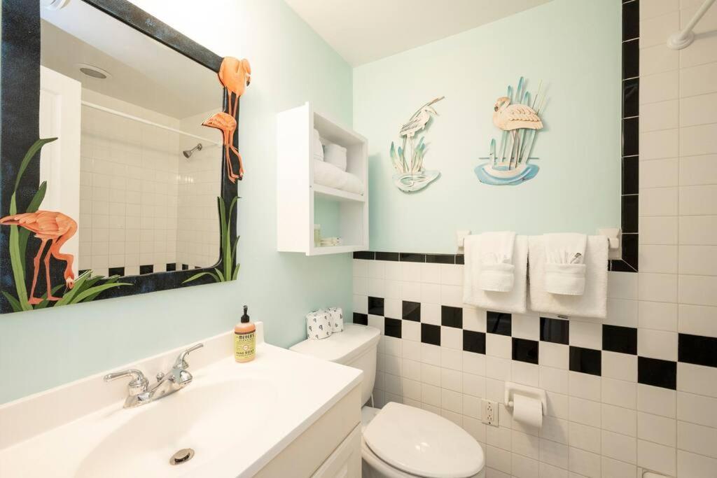 Holiday home Just Steps To Duval- Sleeps 10- Heated Pool House