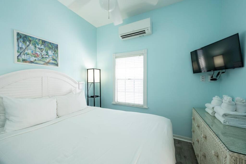 Bachelorparty Hq For 16-feet To Duval-pool-hot Tub Holiday home