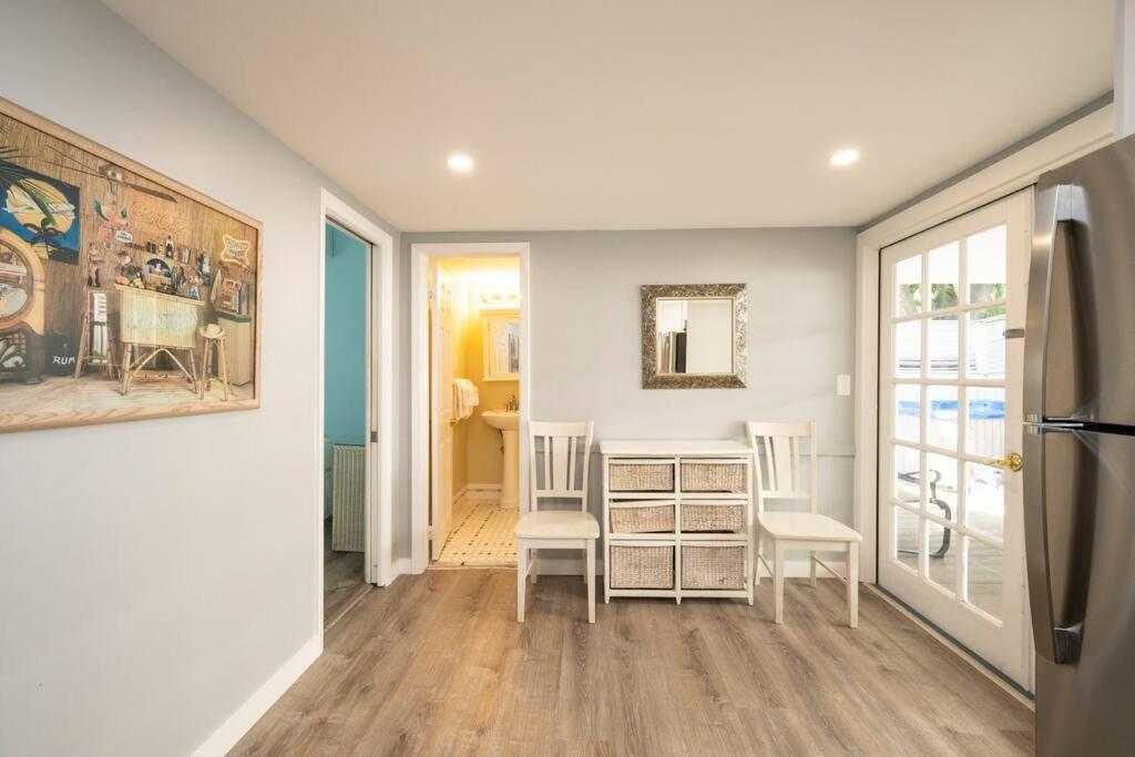 Bachelorparty Hq For 16-feet To Duval-pool-hot Tub Holiday home *