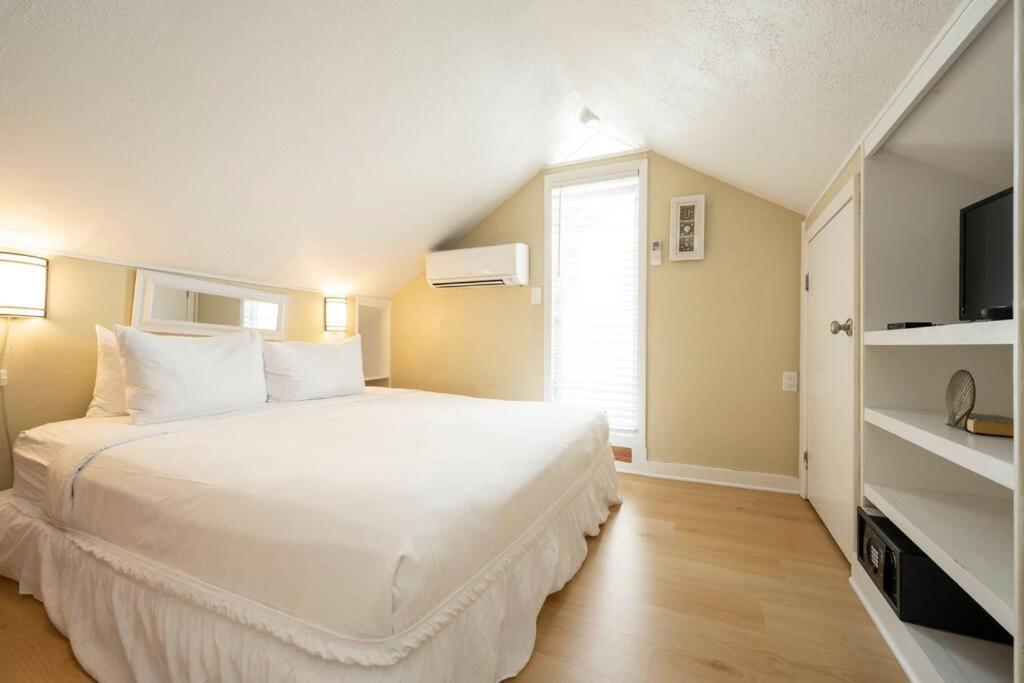 Holiday home Bachelorparty Hq For 16-feet To Duval-pool-hot Tub *