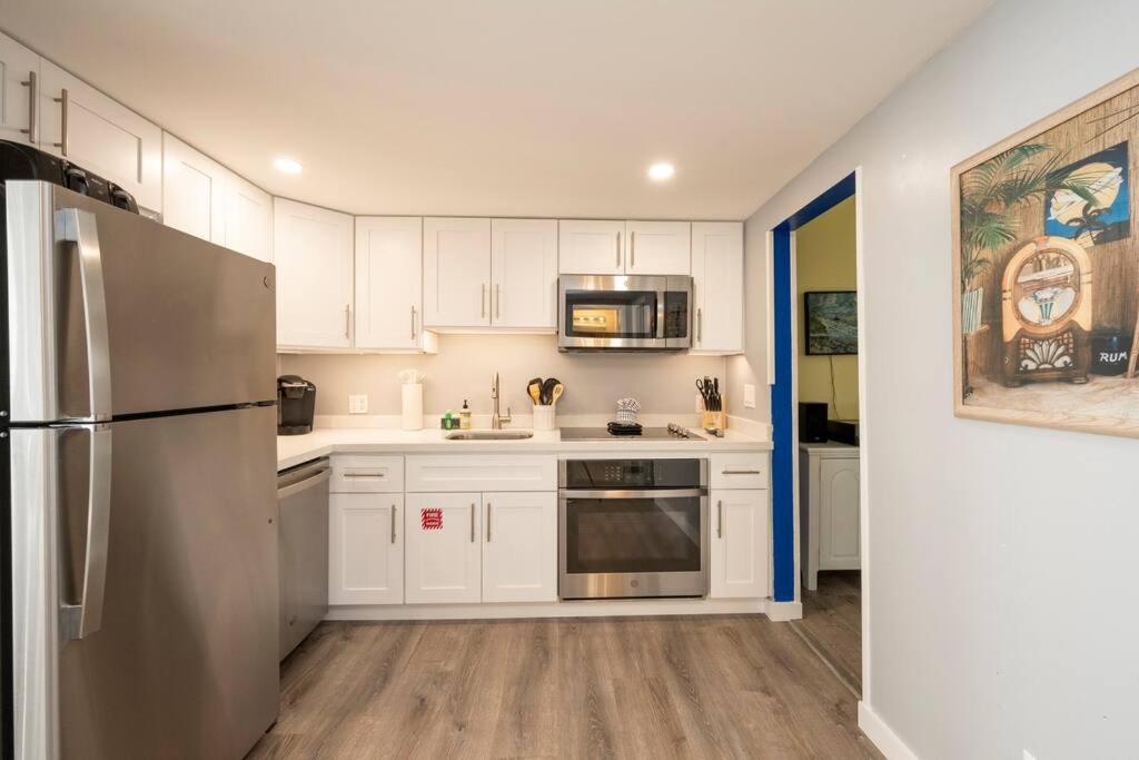Bachelorparty Hq For 16-feet To Duval-pool-hot Tub Holiday home *