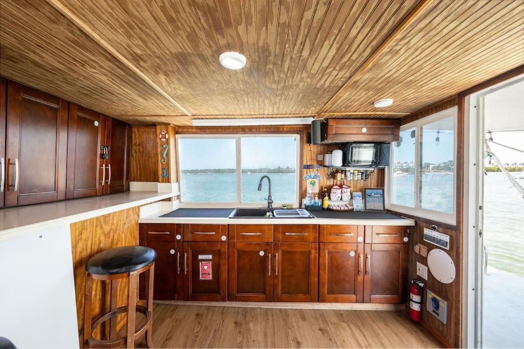 Beautiful Houseboat In Botel Key West