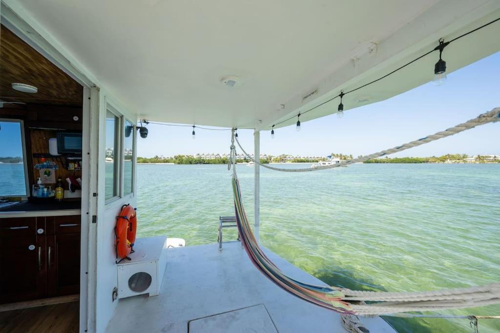 Beautiful Houseboat In Botel *