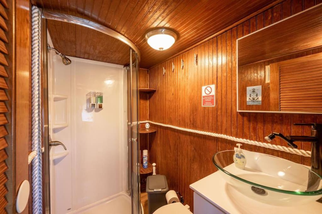 Beautiful Houseboat In Botel