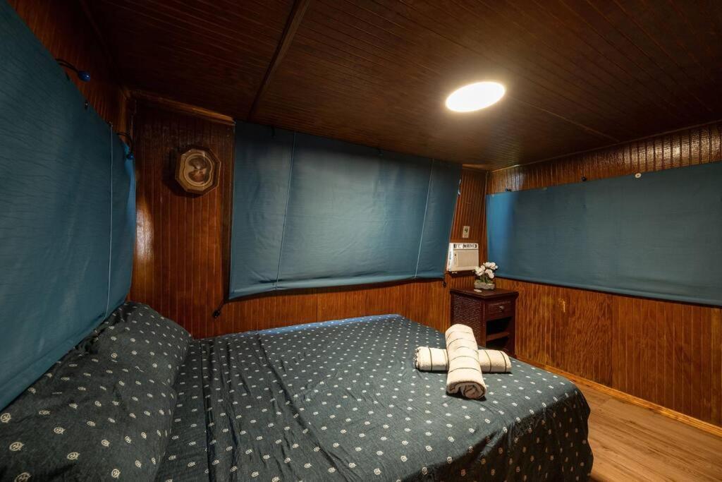 Botel Beautiful Houseboat In *