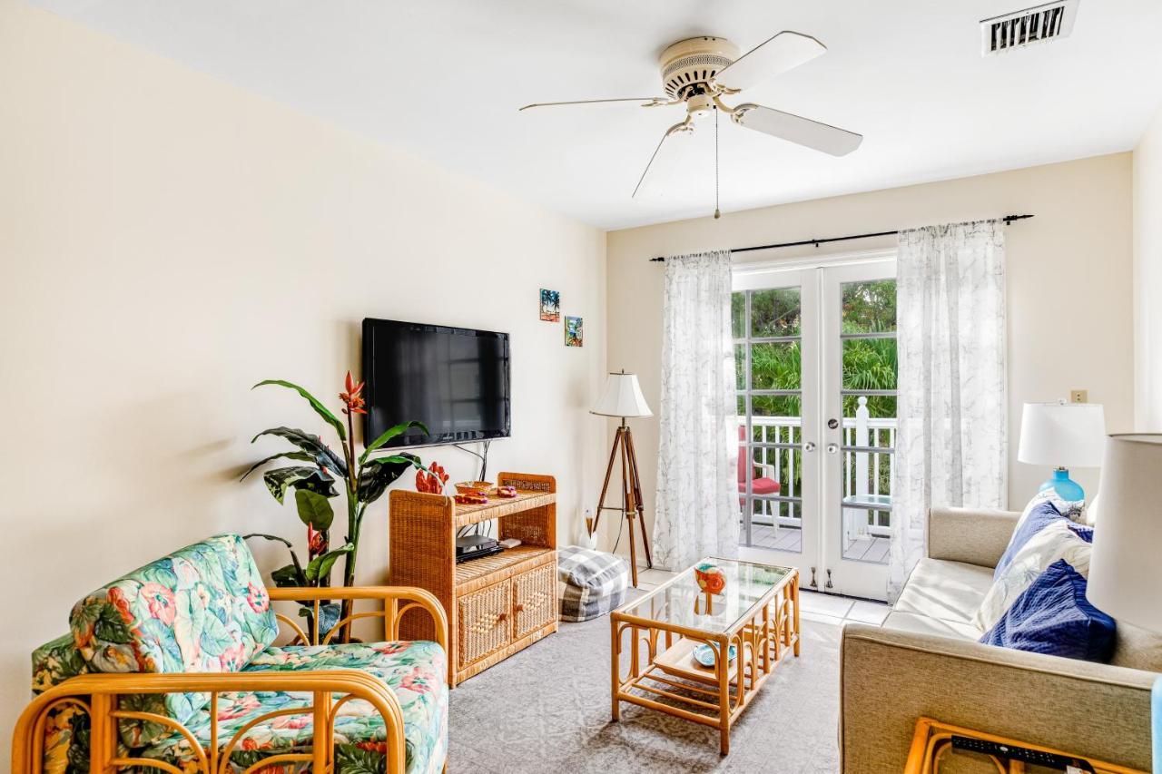 Happy Hour Haven Apartment *