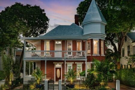 Inn Yellow At Grand Maloney *