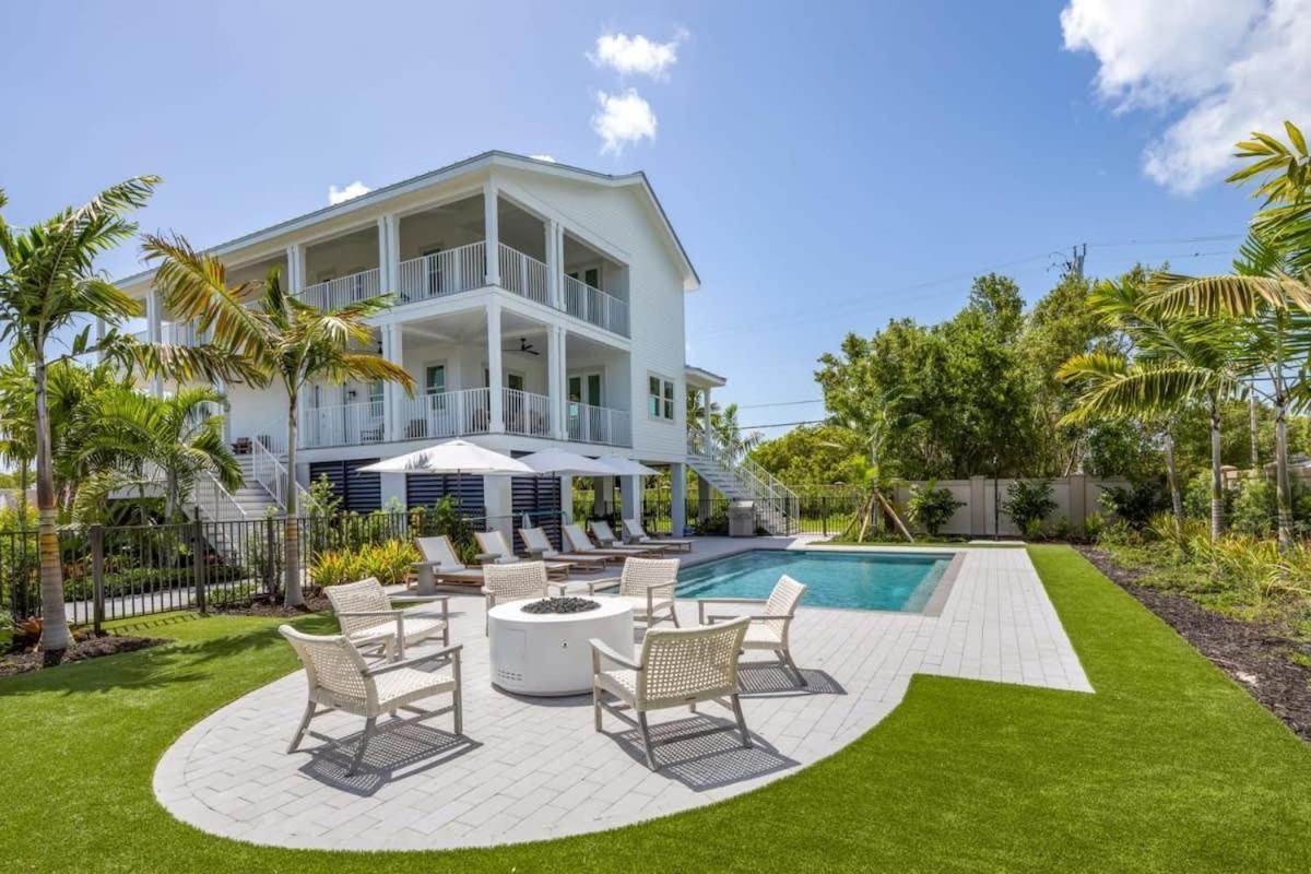 The Crestwood House - Private Heated Pool & Parking Holiday home