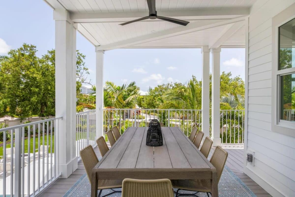 Holiday home The Crestwood House - Private Heated Pool & Parking