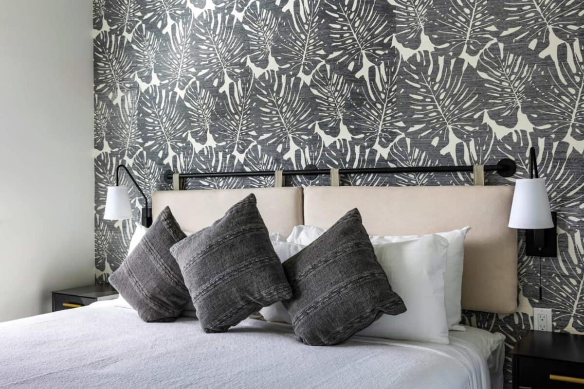 The Crestwood House - Private Heated Pool & Parking Holiday home *