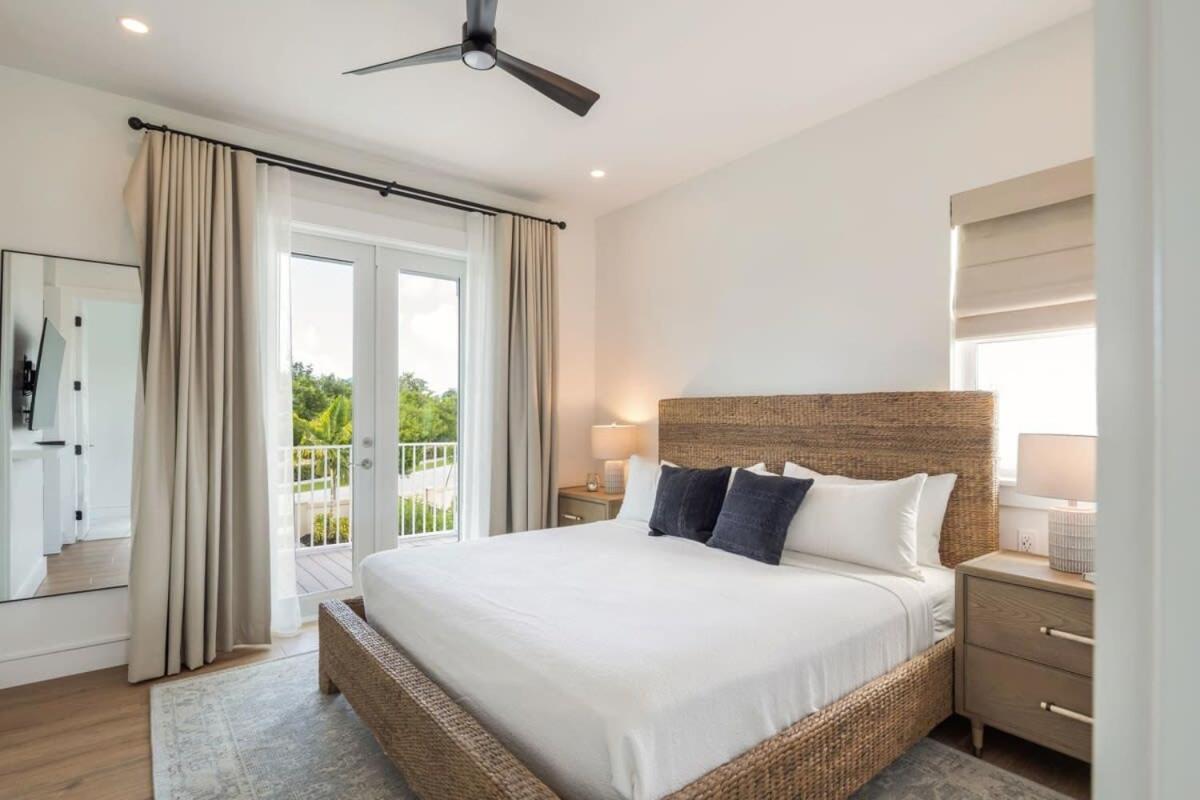 The Crestwood House - Private Heated Pool & Parking Holiday home *