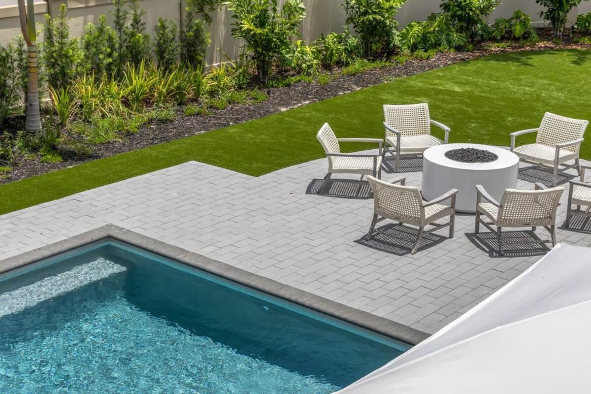 The Crestwood House - Private Heated Pool & Parking Holiday home *