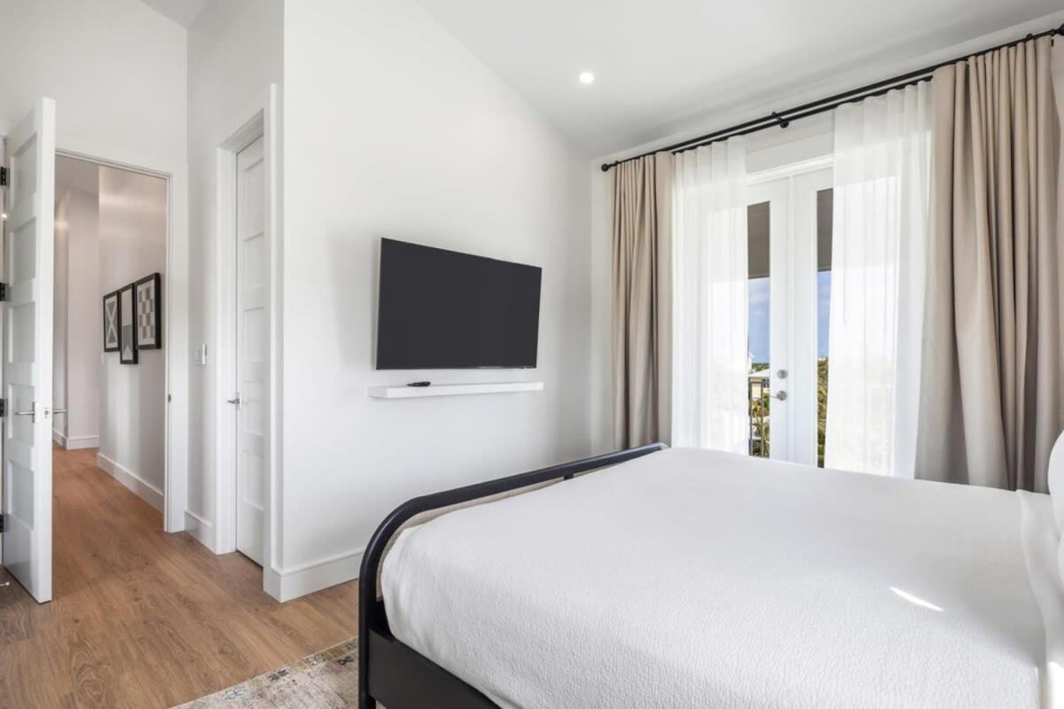 Holiday home The Crestwood House - Private Heated Pool & Parking *