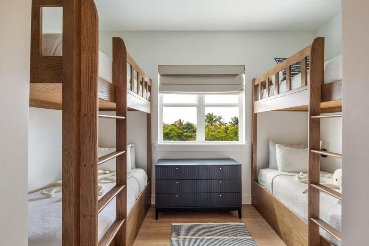 Holiday home The Crestwood House - Private Heated Pool & Parking