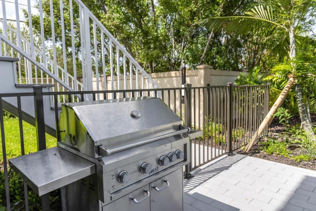 The Crestwood House - Private Heated Pool & Parking Holiday home *
