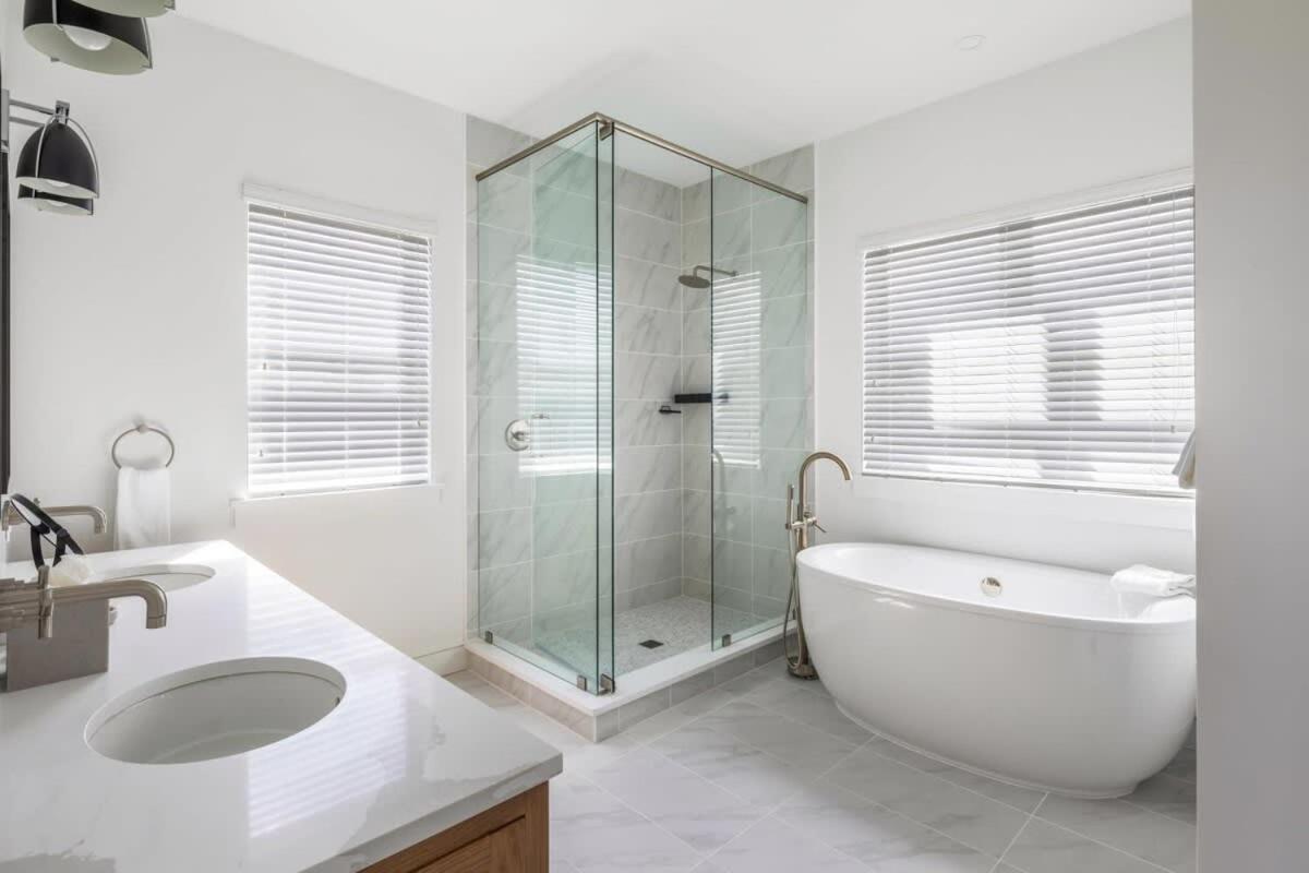 Holiday home The Crestwood House - Private Heated Pool & Parking