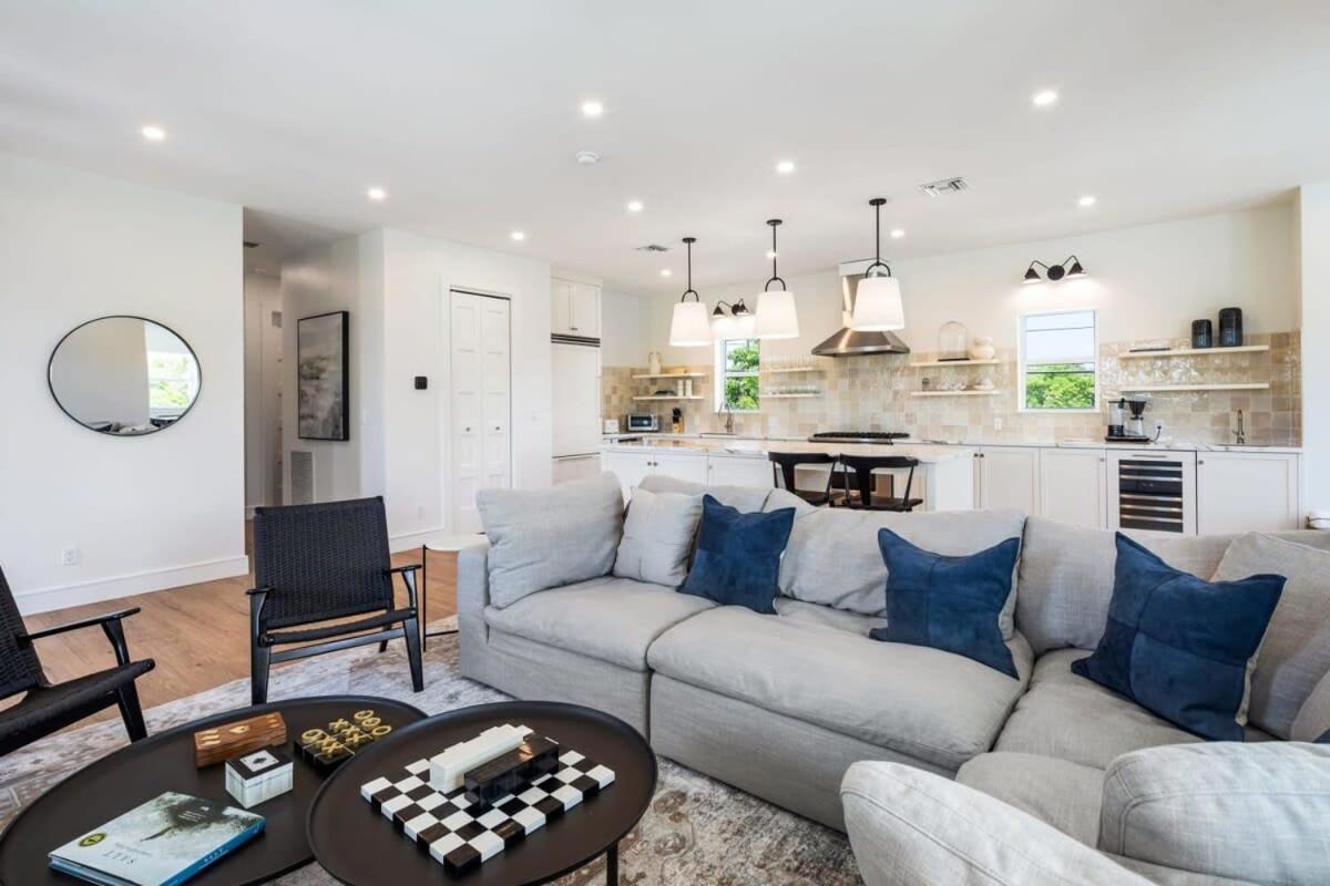 The Crestwood House - Private Heated Pool & Parking Holiday home