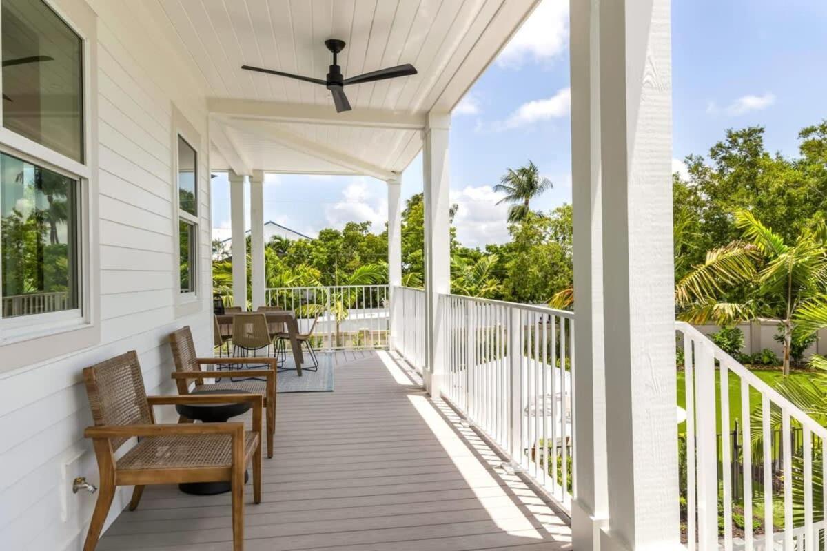The Crestwood House - Private Heated Pool & Parking Holiday home *