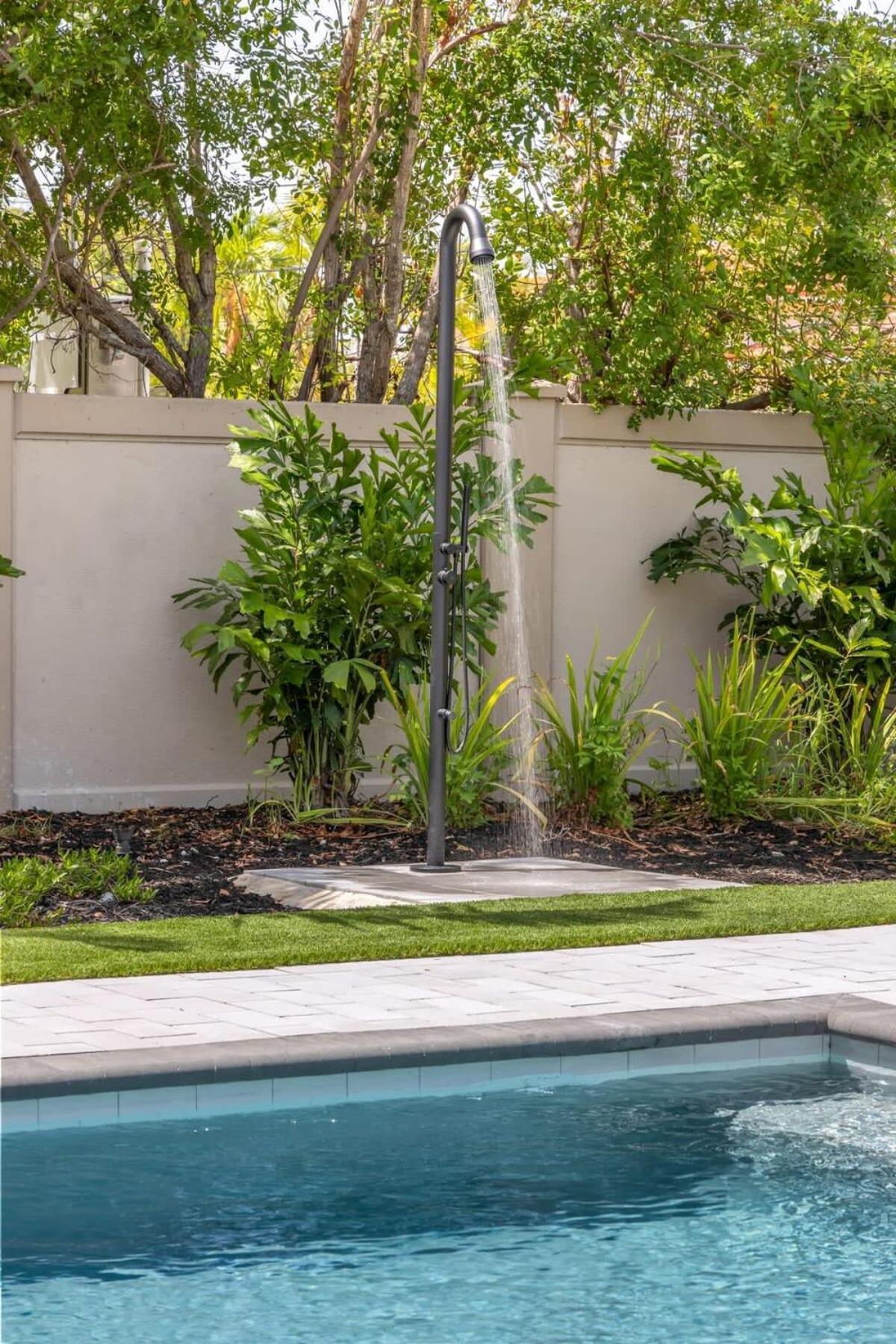 Holiday home The Crestwood House - Private Heated Pool & Parking