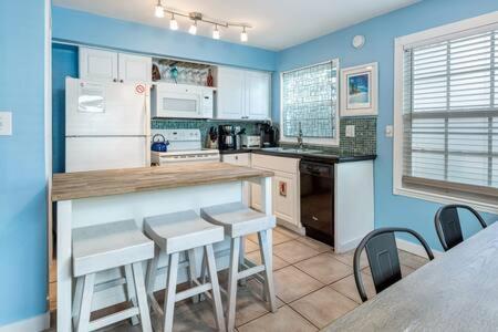 Road's End Apartment