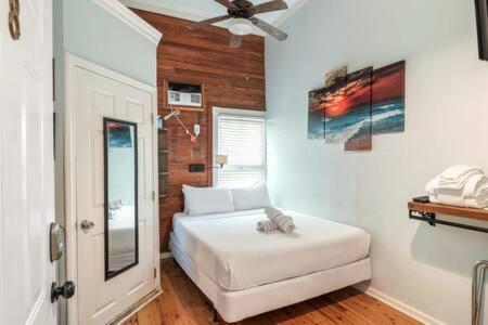 New Vangogh Studio - Pool & Balconies Key West