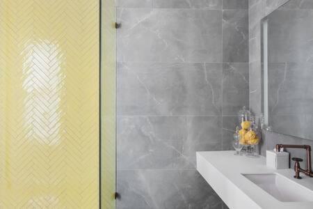 Yellow At Grand Maloney Inn *