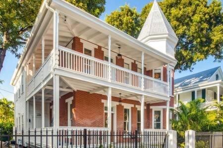 Inn Yellow At Grand Maloney