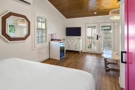 Birds Of A Feather At Custom House Holiday home