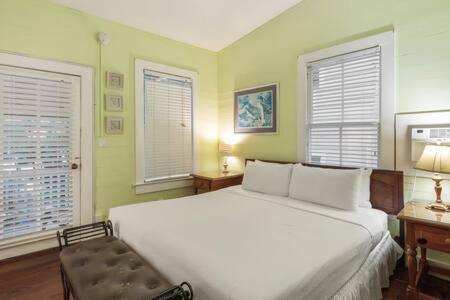 Curry House - Pool, King Bed & Balcony! 7 Inn