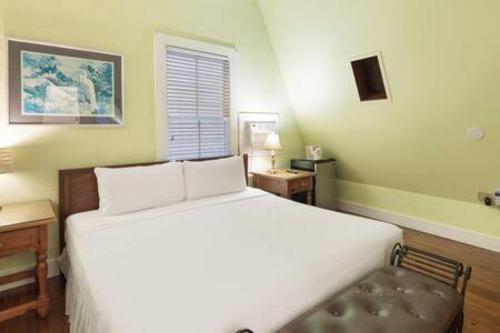 Inn Curry House - Pool, King Bed & Balcony! 7 *