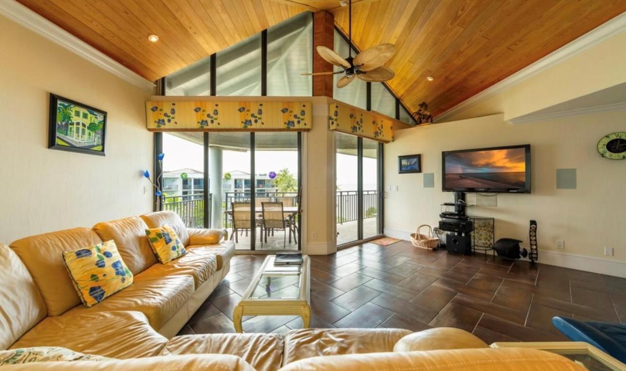 Holiday home Tom's Oceanfront Penthouse