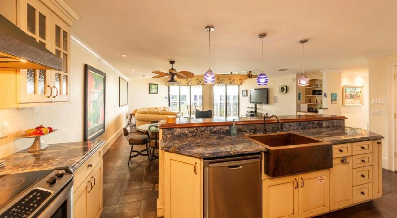 Holiday home Tom's Oceanfront Penthouse