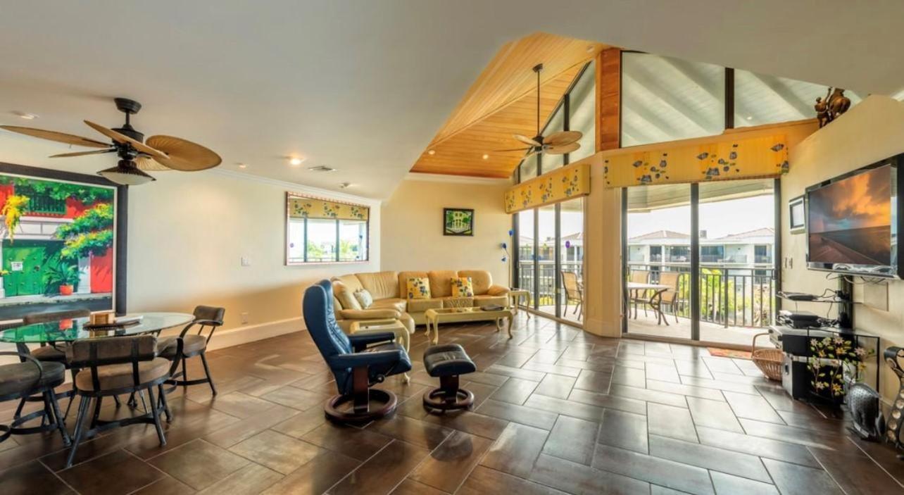 Holiday home Tom's Oceanfront Penthouse