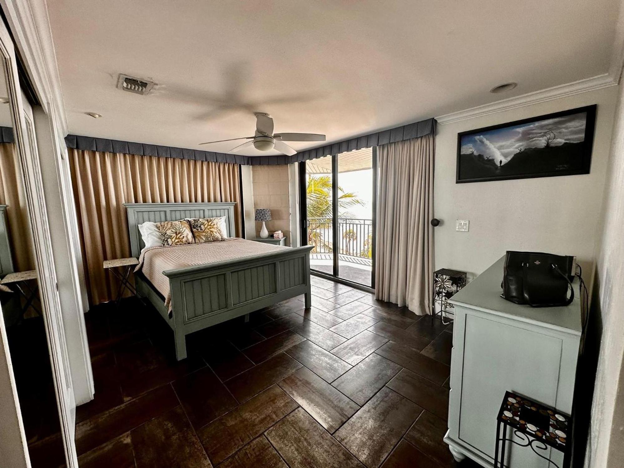 Holiday home Tom's Oceanfront Penthouse