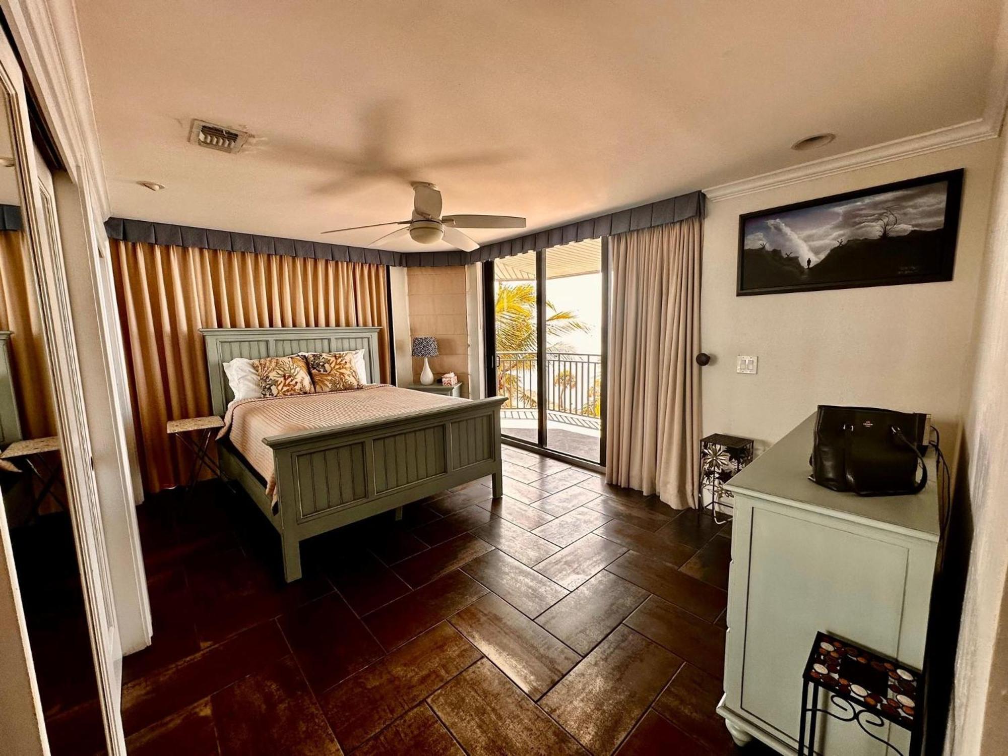 Tom's Oceanfront Penthouse Holiday home