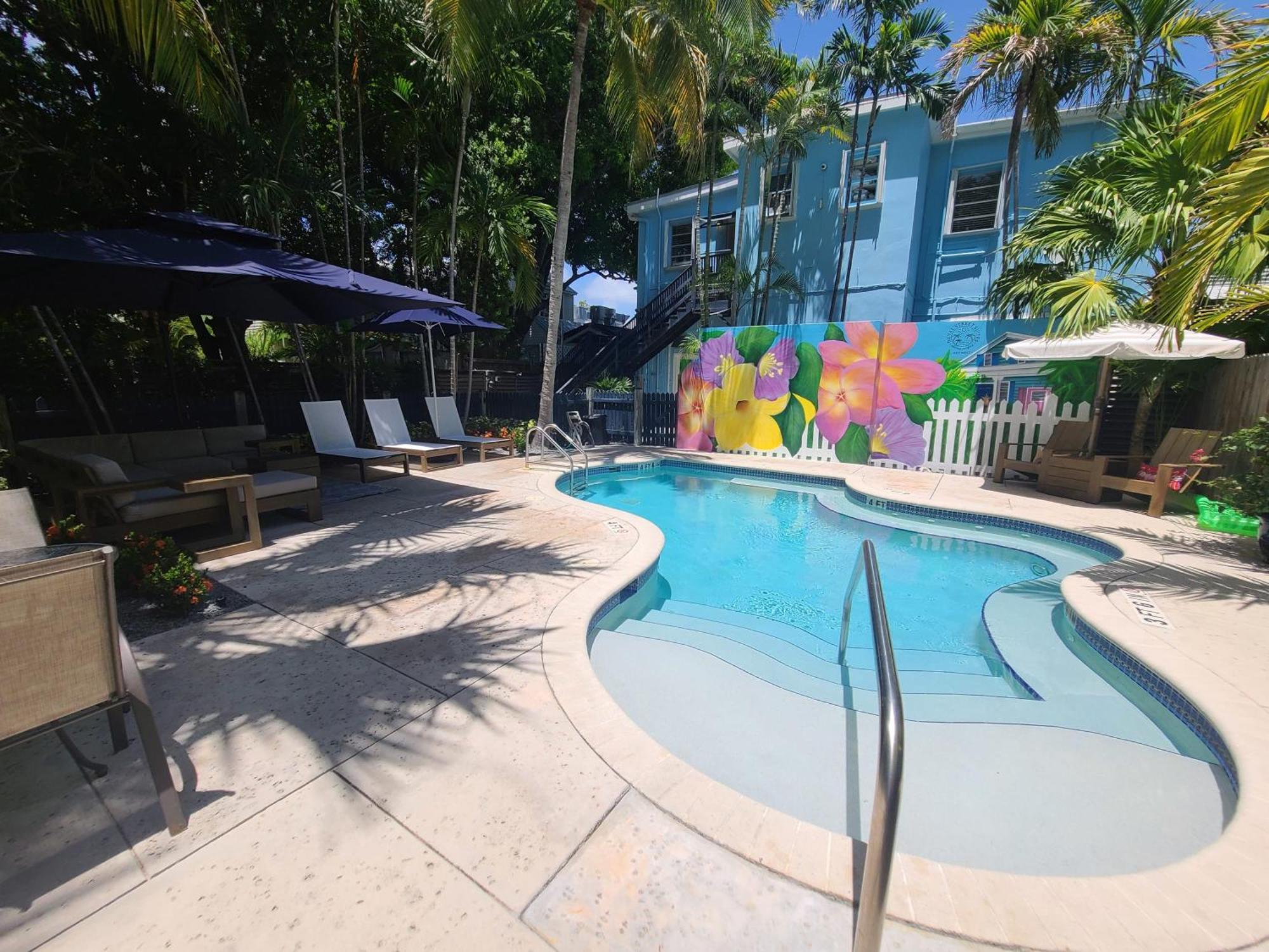 Apartment Duval Street W Kitchen And Shared Heated Pool Key West