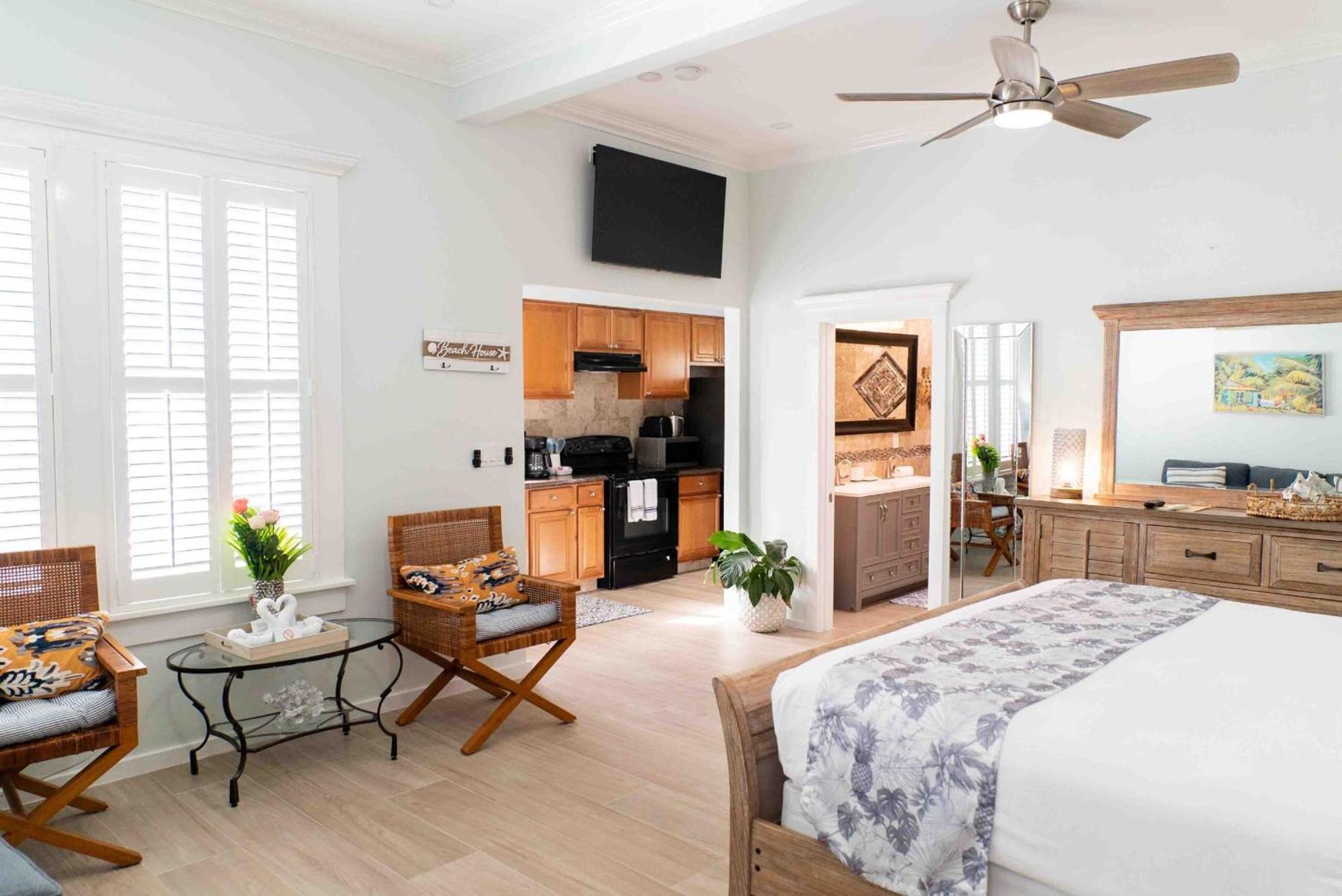 Bed & Breakfast Southernmost Point & Garden Bar Key West