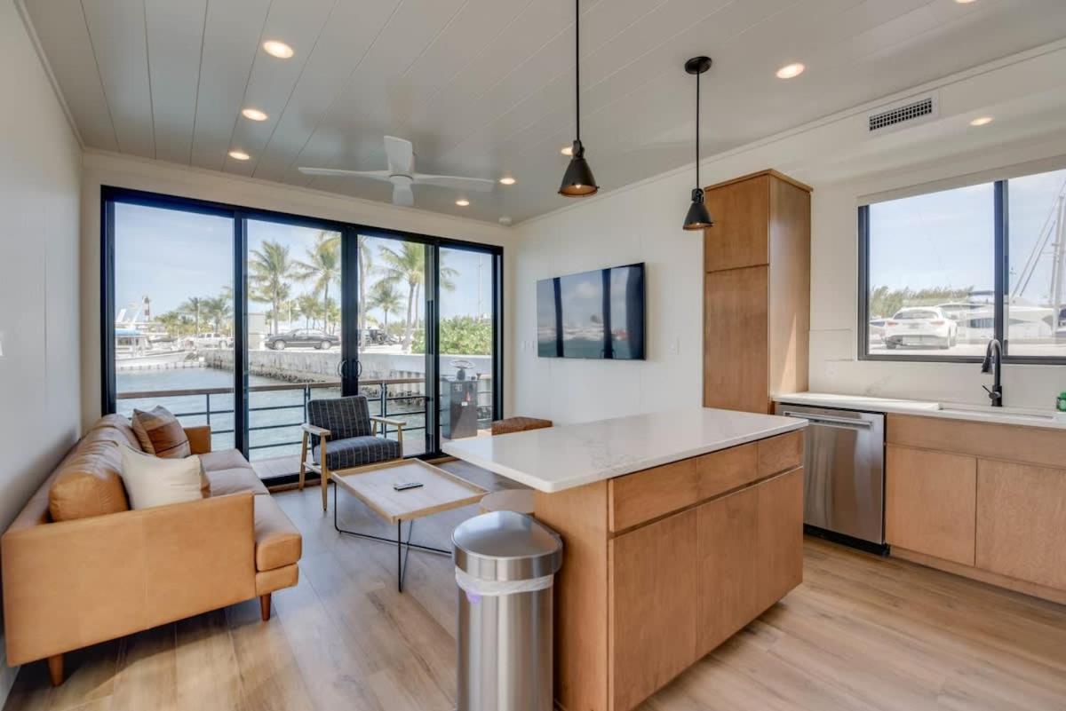 Botel Awai's Floating - Houseboat In Luxury Village