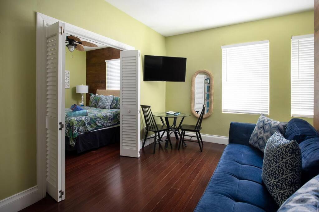 Apartment Duval Street W Kitchen And Shared Heated Pool