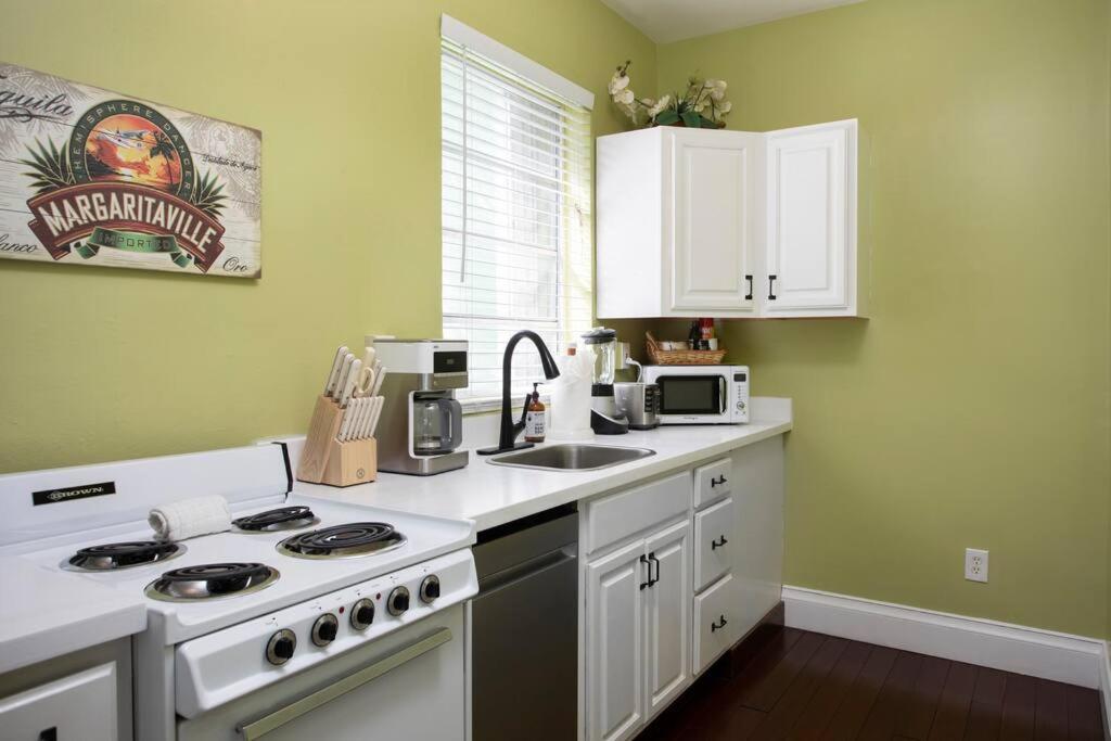 Apartment Duval Street W Kitchen And Shared Heated Pool Key West