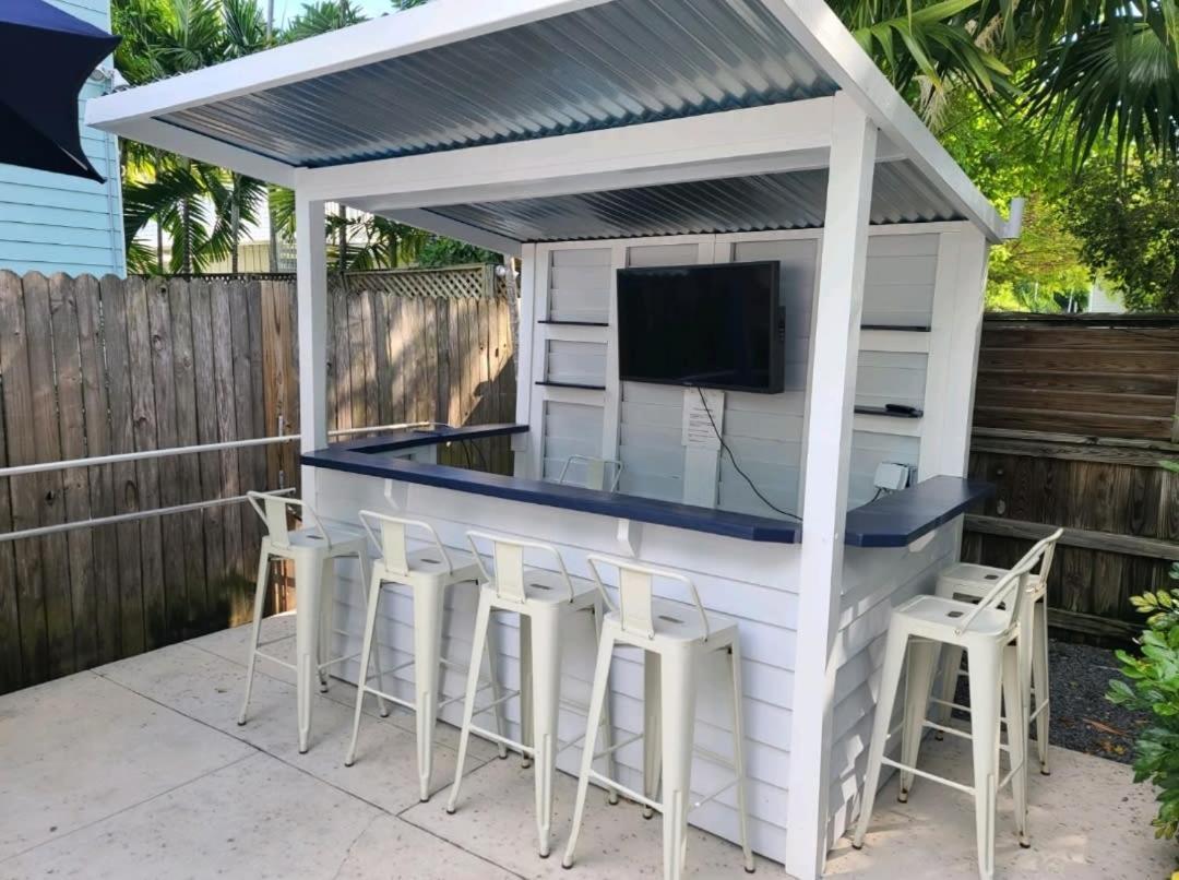 Duval Street W Kitchen And Shared Heated Pool