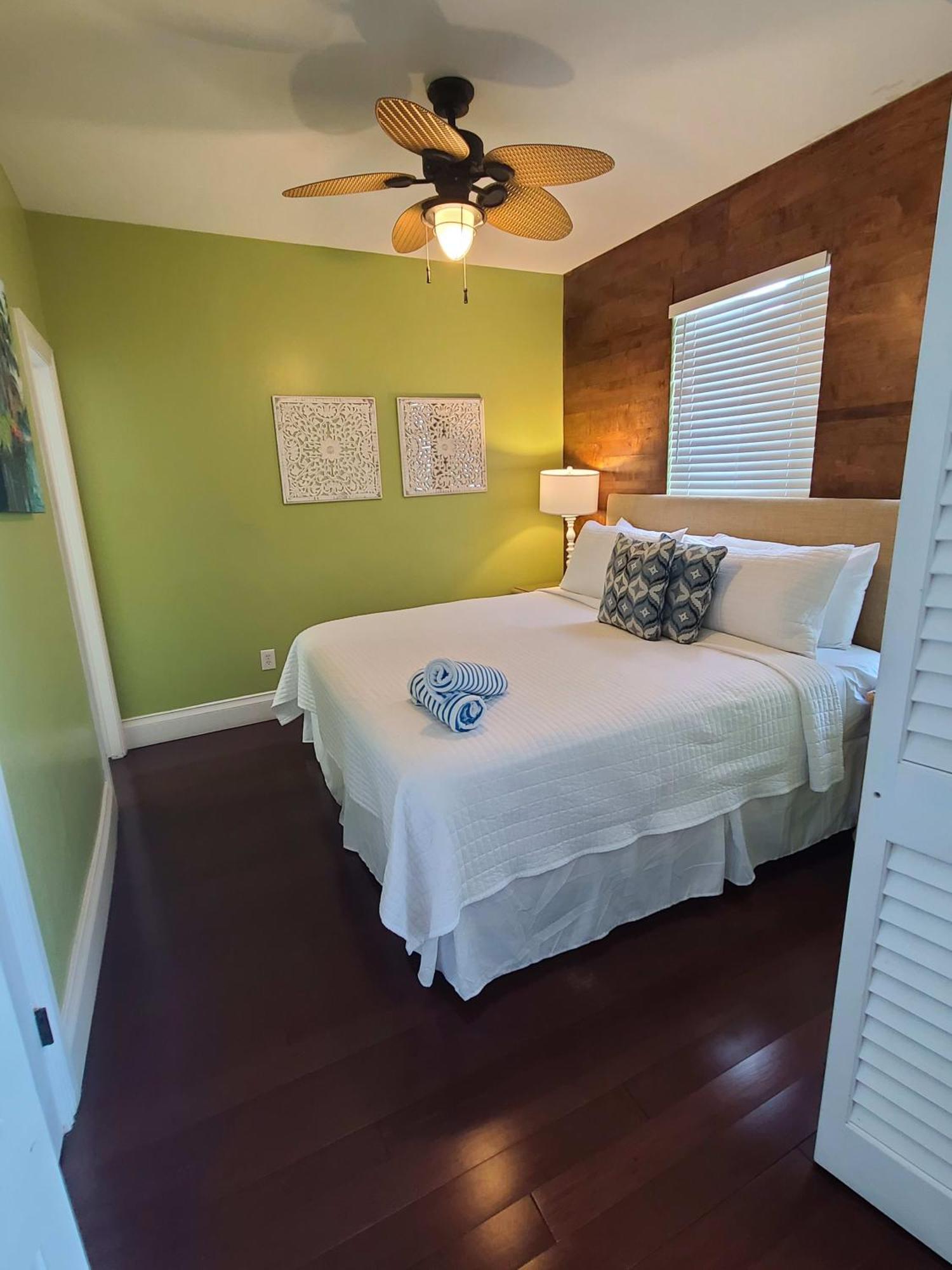Apartment Duval Street W Kitchen And Shared Heated Pool