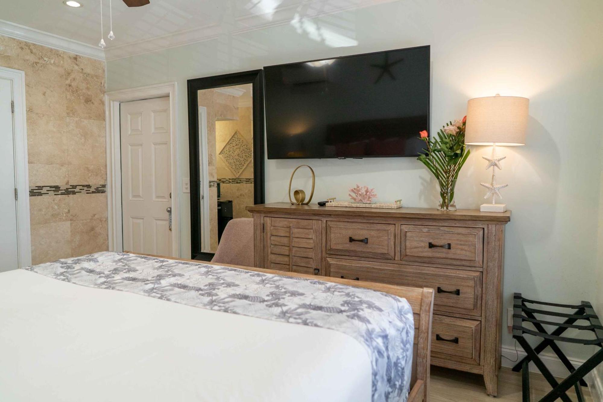 Southernmost Point & Garden Bar Bed & Breakfast Key West